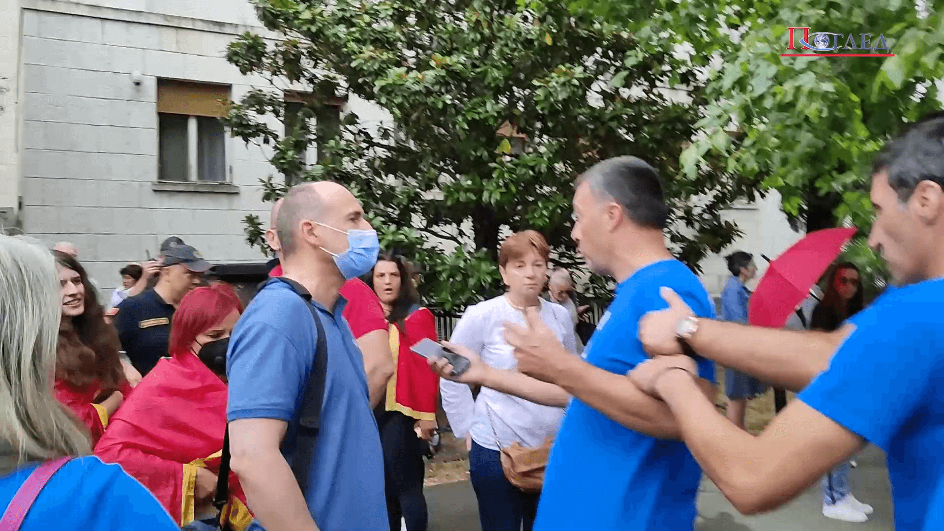 (ВИДЕО) Умало сукоб! "Бијесне" комите вријеђале раднике Жељезаре испред Владе