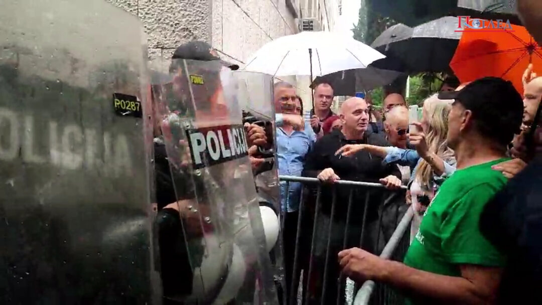 (ВИДЕО) Инцидент испред Владе: Реаговала полиција, "комите" блокирале саобраћај