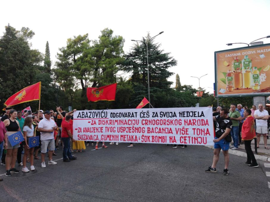 (ФОТО) "Љуте" комите у "опсади" Владе: Абазовићу одговараћеш за своја недјела