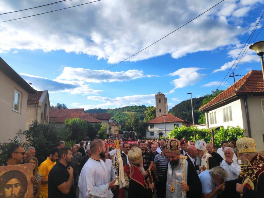 (ФОТО/ВИДЕО) Почела велика Петровданска литија у Бијелом Пољу