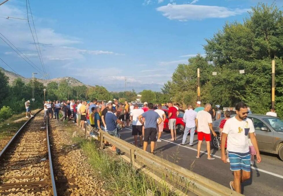 Зећани одговарају посланицима: Од 15 часова почиње блокада!