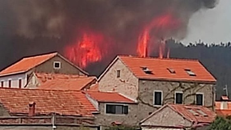 (ВИДЕО) Велики пожар на Хвару: Погинула једна особа, стигли и канадери
