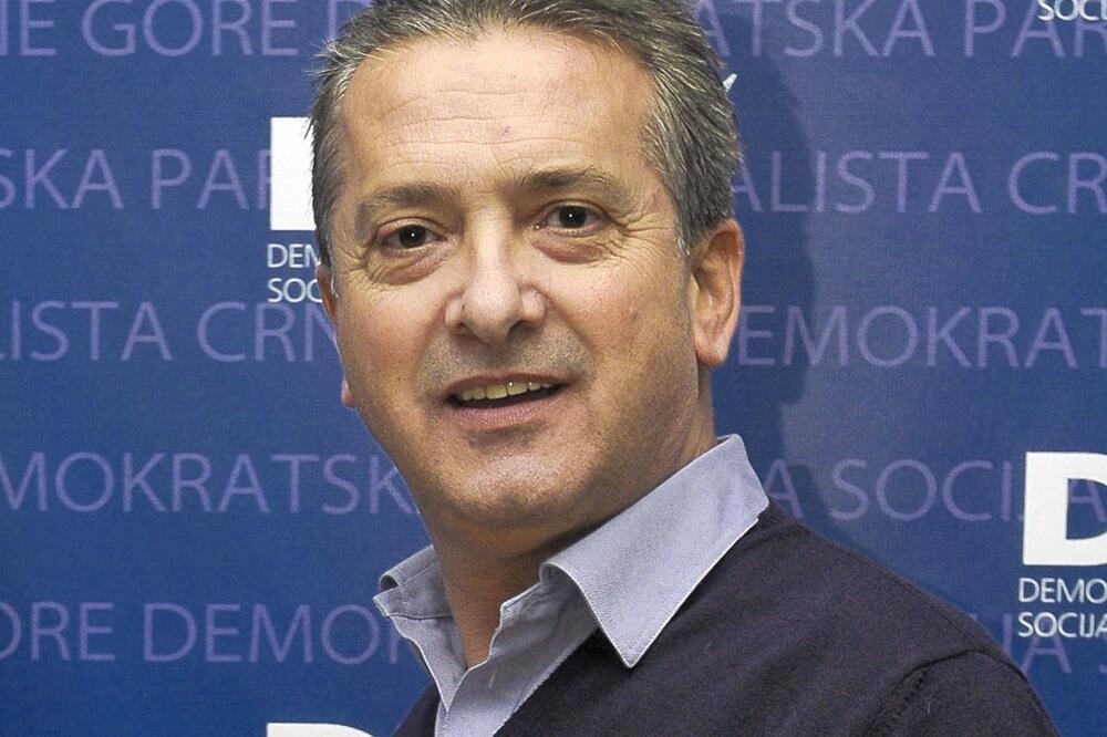 Мијења шефа, а прима његову плату