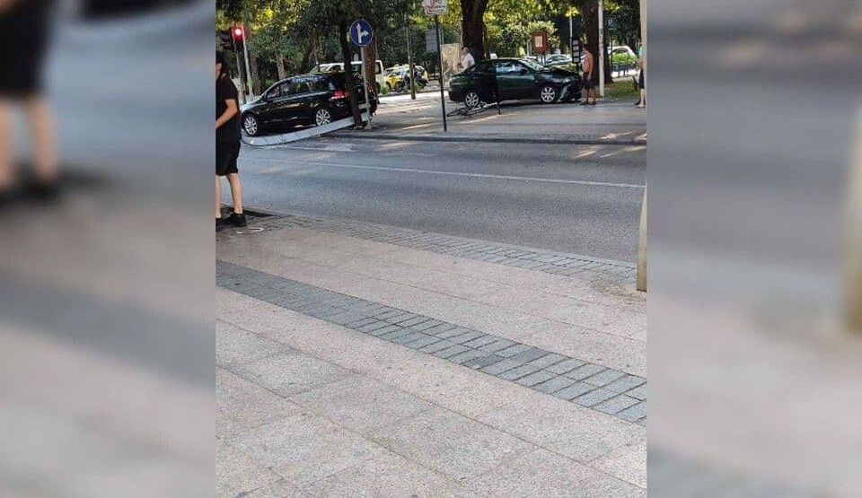 Удес у Подгорици, једно возило завршило на тротоару код Поште