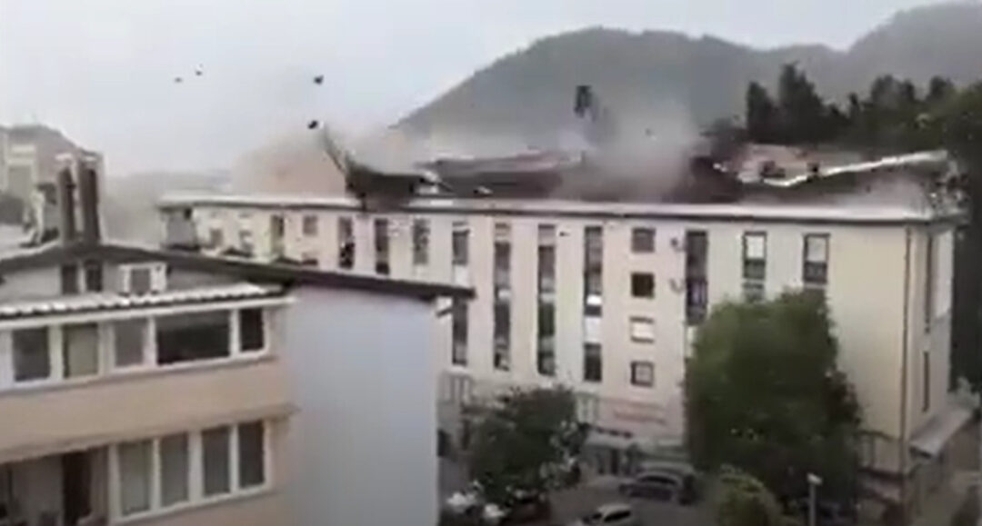 (ВИДЕО) Невријеме у Словенији: Јак вјетар чупао кровове и дрвеће, има повријеђених