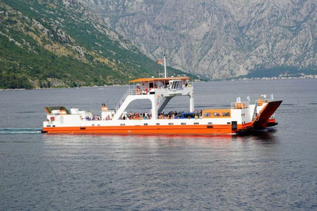 Трајект плаћају и ватрогасци који гасе пожар у Херцег Новом