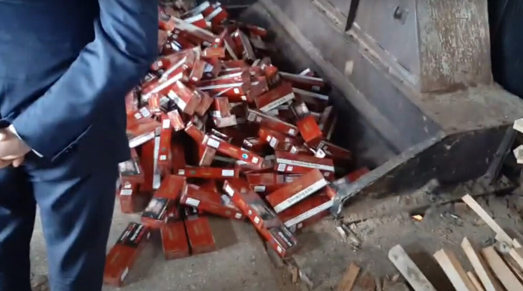 (ВИДЕО) Погледајте како су у фабрици "Јаворак" спаљене цигарете које су заплијењене у Луци Бар