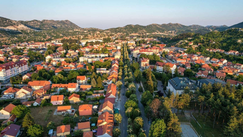 Cetinje: Bačena eksplozivna naprava u dvorište kuće