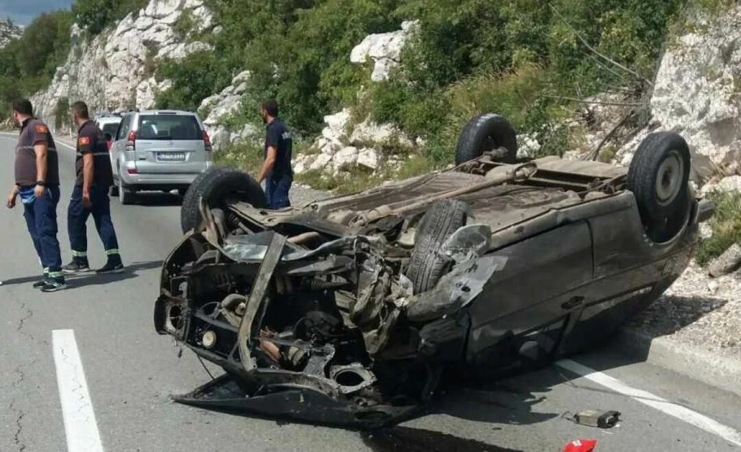 Аутомобил завршио на крову код Цетиња, повријеђени возач и спасилац
