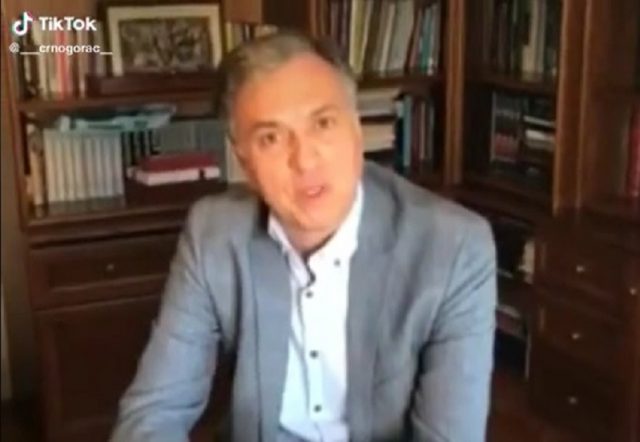 (ВИДЕО) “Полиглота“ Вујановић постао хит на ТикТоку: Послао поруку на енглеском језику