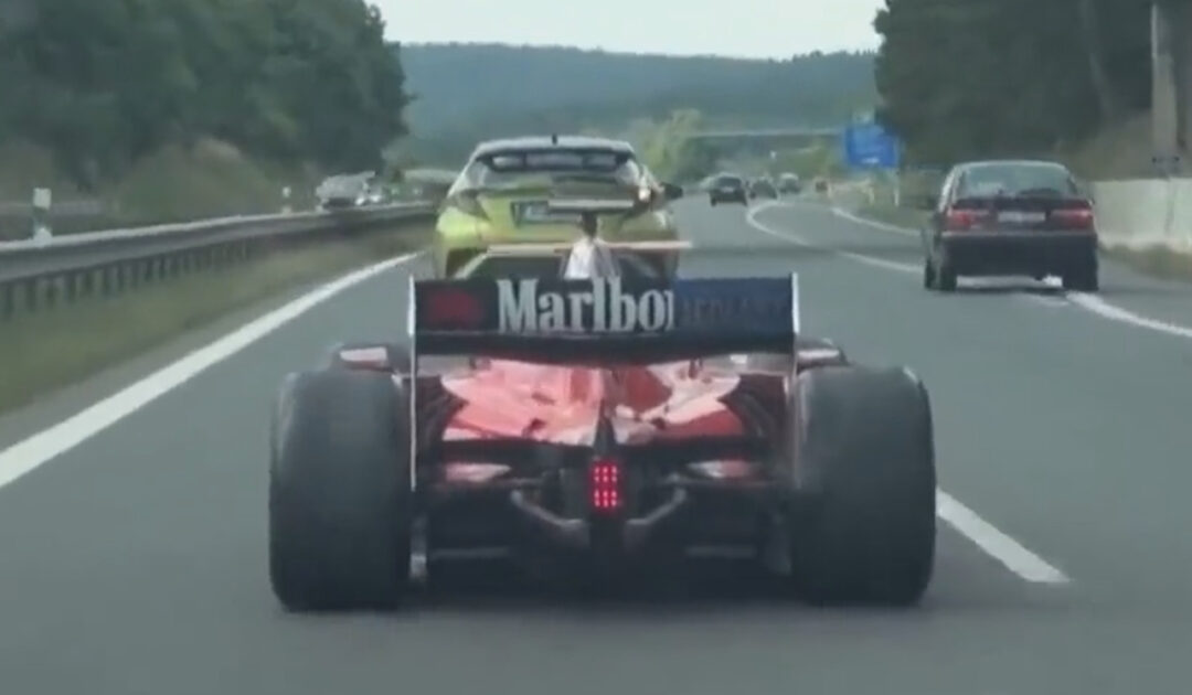 (Видео) Полиција трага за возачем који је на аутопуту возио формулу