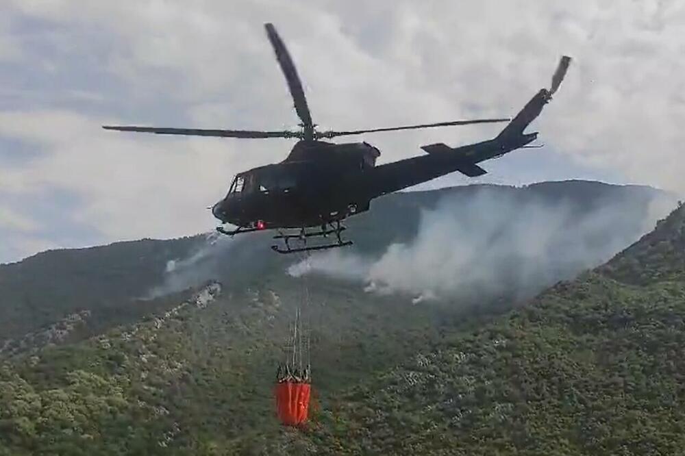 (ВИДЕО) Хеликоптери Војске Црне Горе пожар у Боки гасили 9 сати