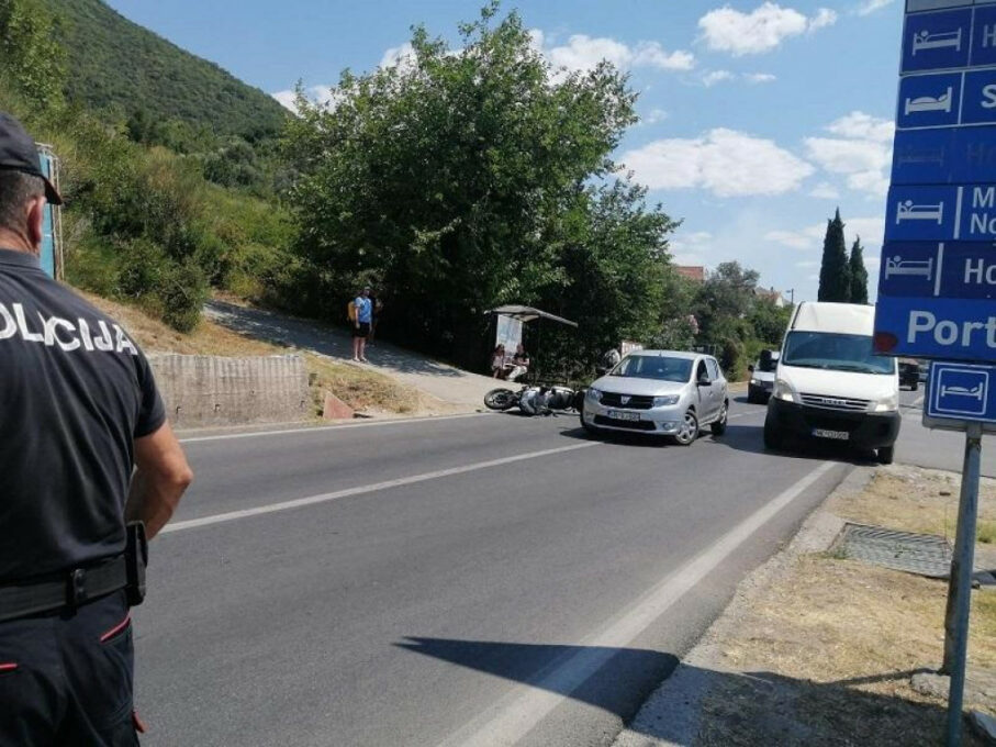 Незгода у Кумбору: Сударили се мотоцикл и аутомобил, службеник полиције завршио у болници