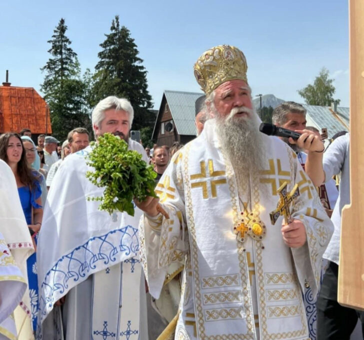 (ФОТО) Жабљачани са митрополитом Јоаникијем подигли крст на мјесту будућег Храма