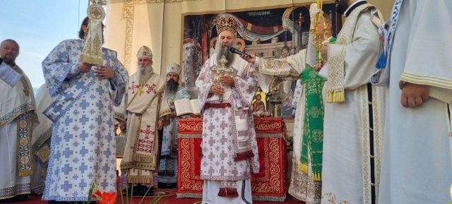 (ФОТО) Патријарх Порфирије служи Литургију у манастиру Савина