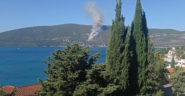 Пожар изнад Њивица у Херцег Новом: Ватра се шири брзо