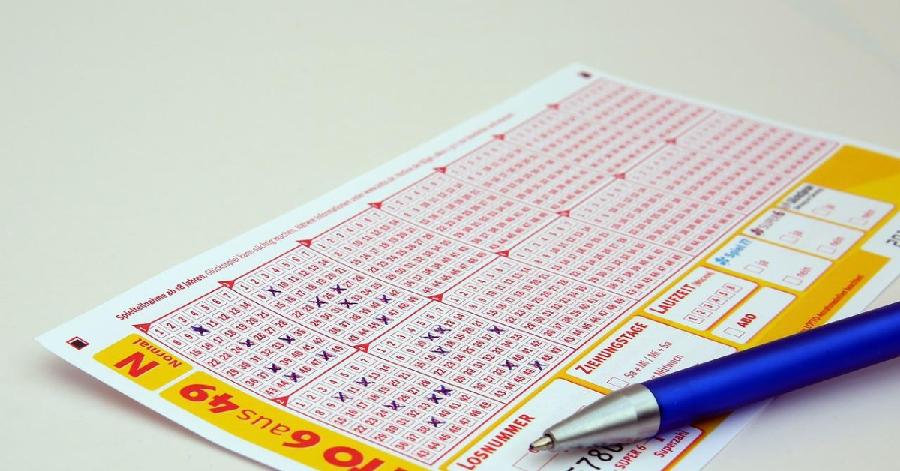 Добио 1.28 милијарди долара на лотоу, али ће узети пуно мање новца