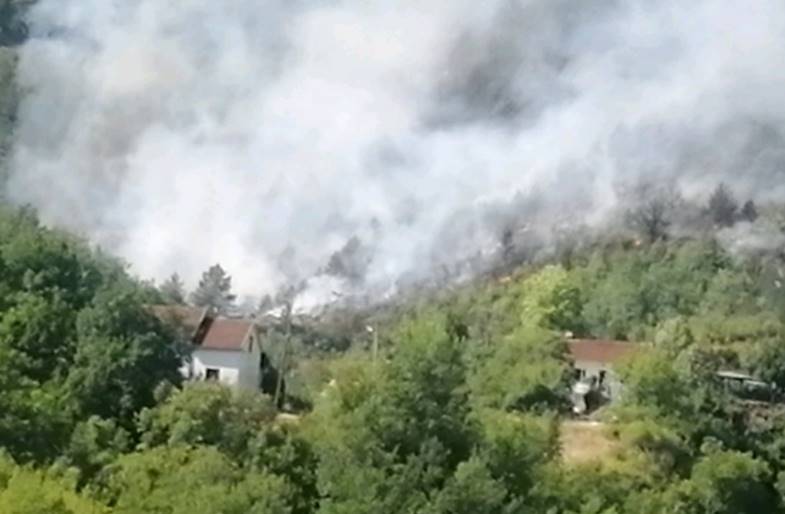 Никшићки ватрогасци гасе пожаре на терену око Нудола