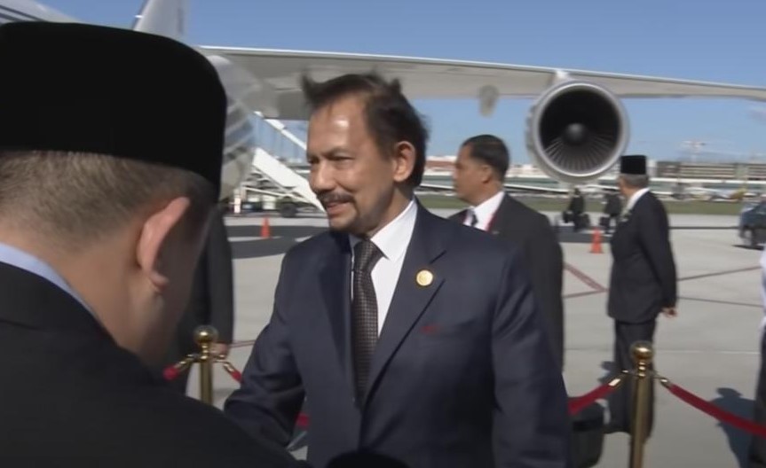 (ВИДЕО) Најбогатији владар на свијету има 7.000 аутомобила и путује златним авионом