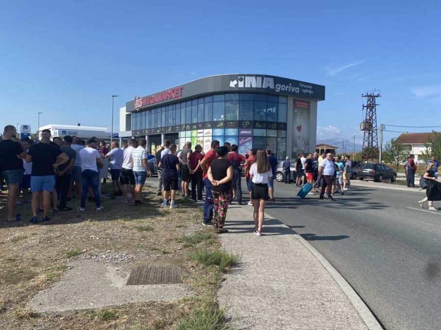 Блокада у Голубовцима и даље траје, очекују долазак посланика