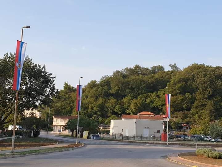 (ФОТО) Херцег Нови окићен црквеним тробојкама и тробојкама Краљевине Црне Горе поводом доласка патријарха Порфирија