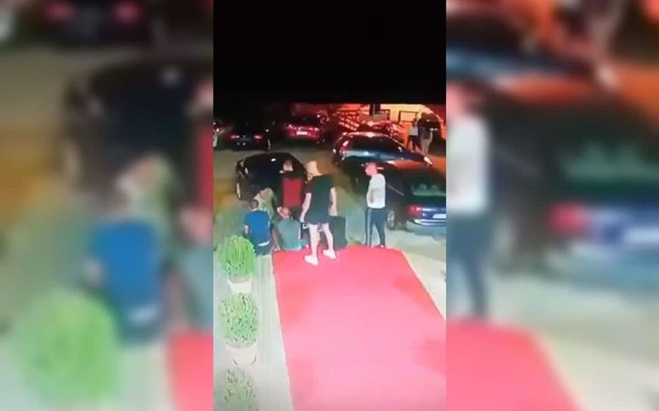 (ВИДЕО) Двојица младића брутално тукли жртву, остали нијемо посматрали