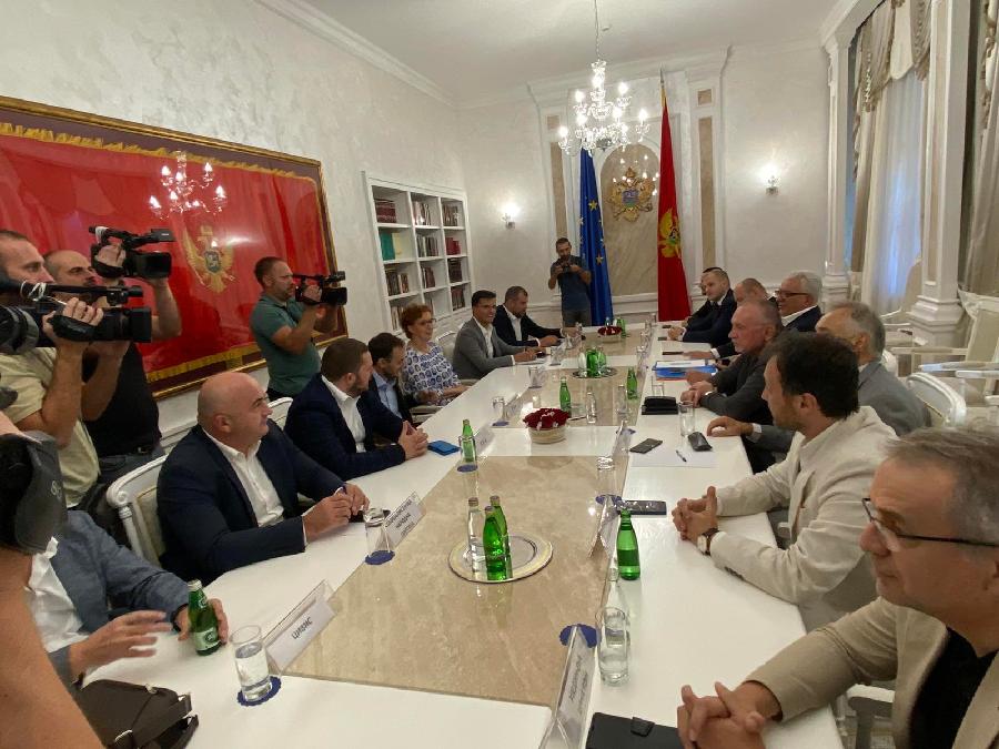 Лидери бивше већине вечерас настављају састанак