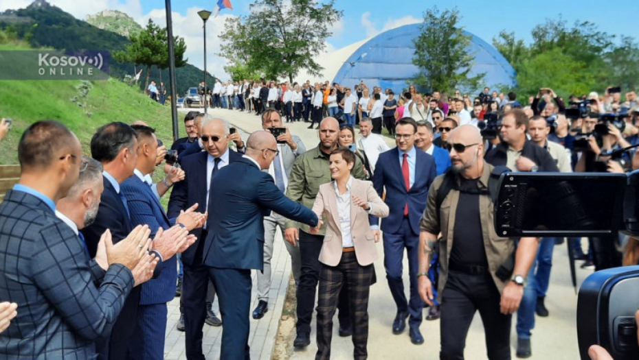 Народ са КиМ дочекао Ану Брнабић