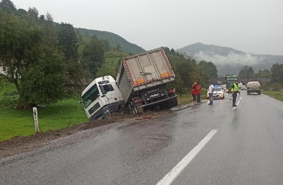 Камион слетио са пута, нема повријеђених