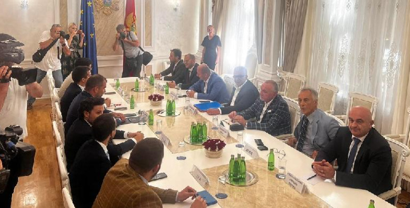 Настављен састанак старе парламентарне већине