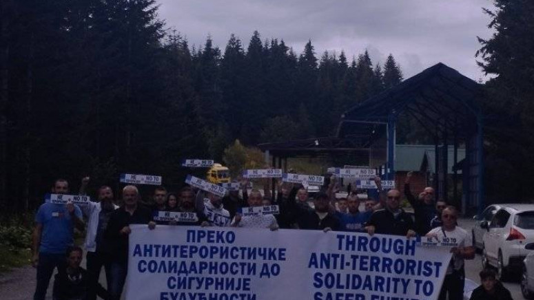 Група грађана из Подгорице на прелазу Кула: Стоп терору над Србима на Косову