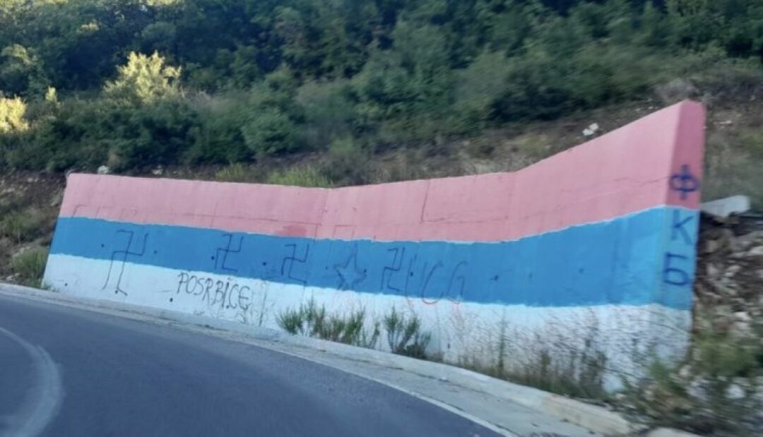 СРАМНО: Тробојка у Кучима оскрнављена кукастим крстовима!