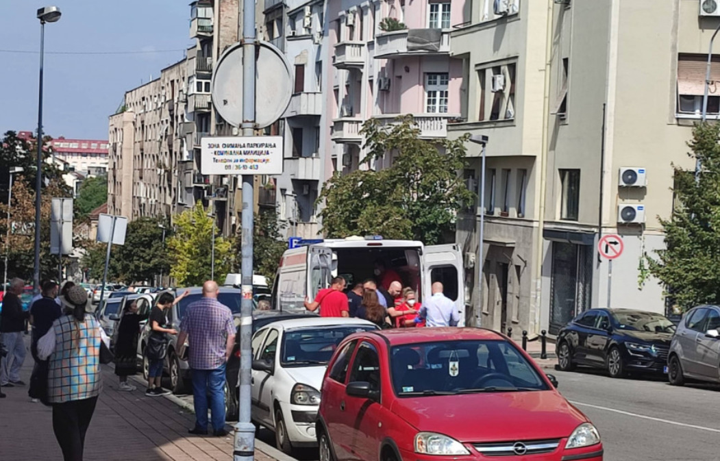 У Београду мушкарац упао у зграду, па избо људе ножем