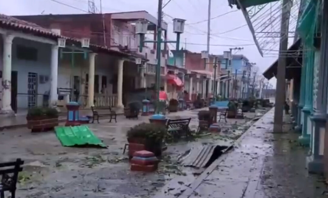 Куба остала без струје због удара урагана