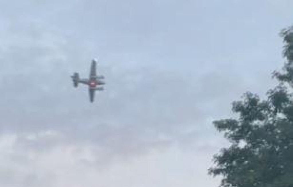 (ВИДЕО) Слетио авион чији је пилот пријетио да ће се забити у трговачки центар у САД