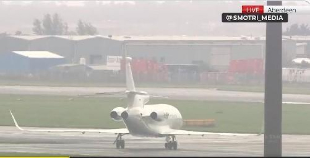 (ВИДЕО) Забринути за краљицу: Слетио авион са седам чланова краљевске породице