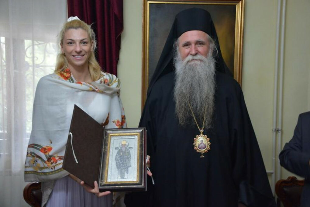 Митрополит Јоаникије поклонио Марији Вуковић икону Светог Василија