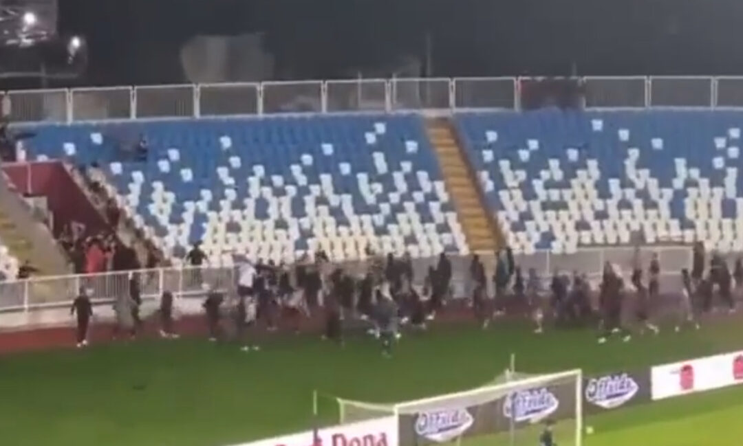 (ВИДЕО) Сукоб навијача у Приштини: Три особе избодене ножем