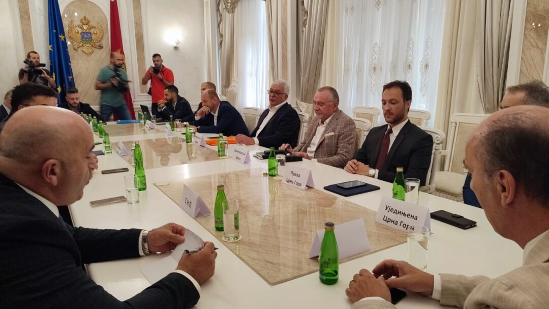 Почео састанак парламентарне већине, нису дошли Абазовић и Бечић