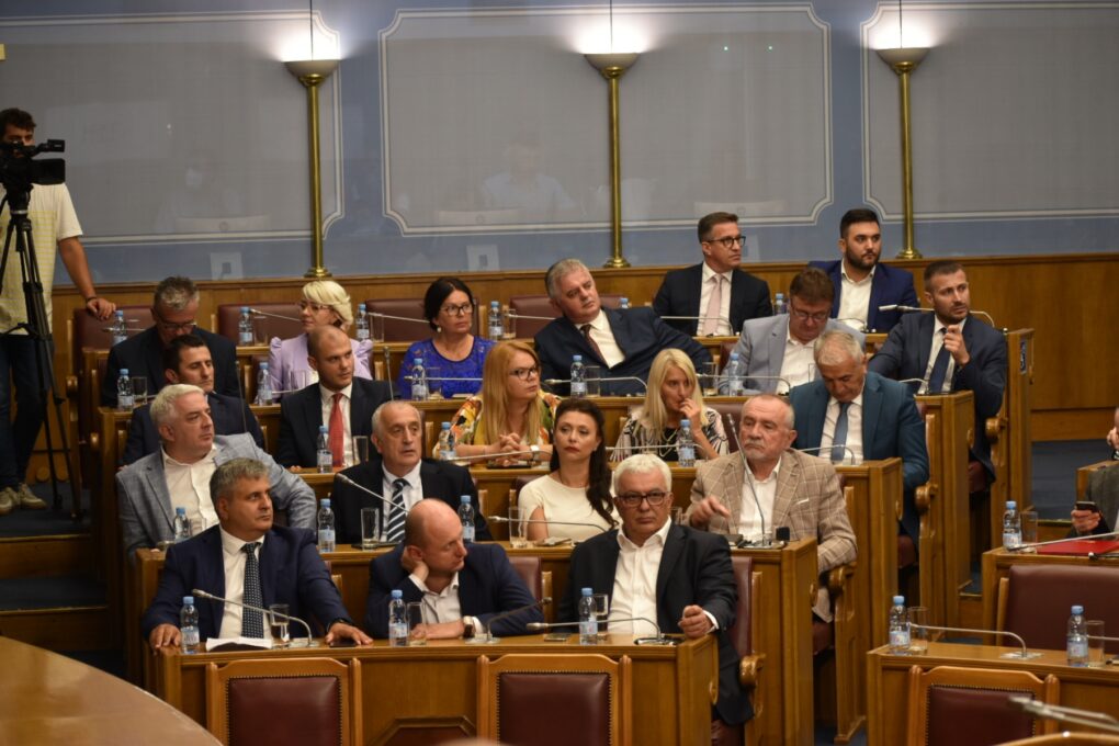 ДФ: ПРЕДСЈЕДНИКА КОЈИ ЈЕ ПРЕКРШИО УСТАВ ТРЕБА СМИЈЕНИТИ