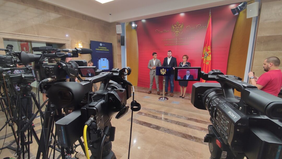 ДЕМОКРАТЕ. "Посланици УРА кривотворе истину о пензијама"