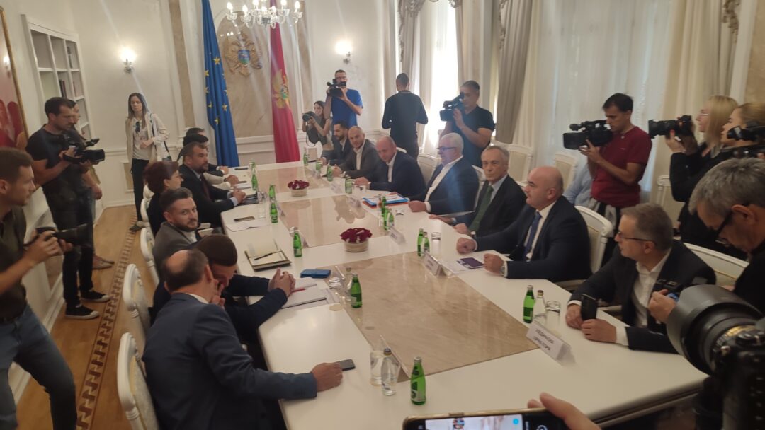 Састанак парламентарне већине: Наставак у 14:30