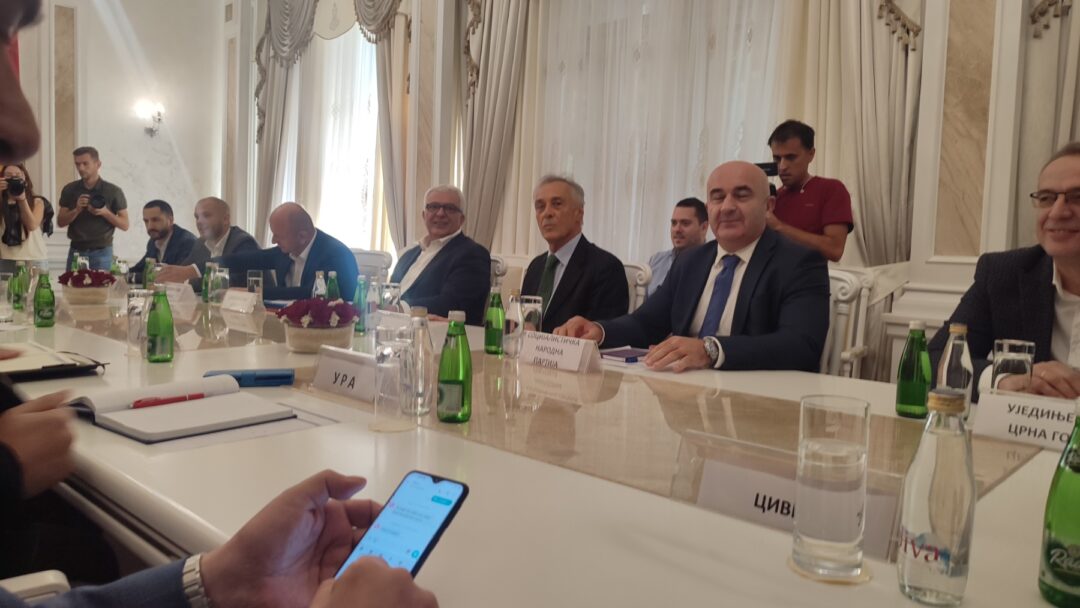 Парламентарна већина потписала иницијативу за разрјешење Ђукановића