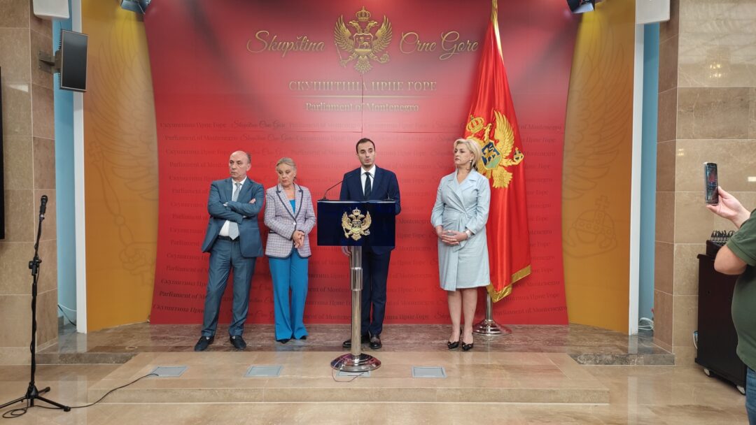 Посланици коалиције "Црно на бијело" дали потписе Лекићу за мандатара