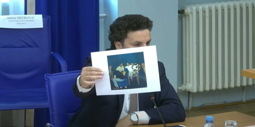 Abazović: Molim vas saslušajte mene, dobro je da javnost čuje što znam, ovo je fotografija Đukanovića sa škaljarcima