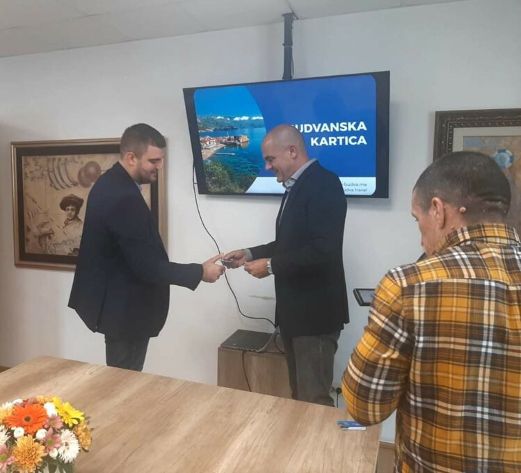 Božović uručio „Budvanske kartice“: Popusti u prodavnicama, zdravstvenim ustanovama, prevozu…