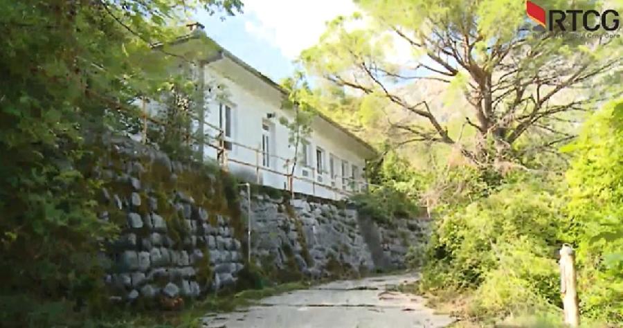 POLICIJA PREGOVARA: Mještani Morinja blokirali put, protive se postavljanju spomen ploče