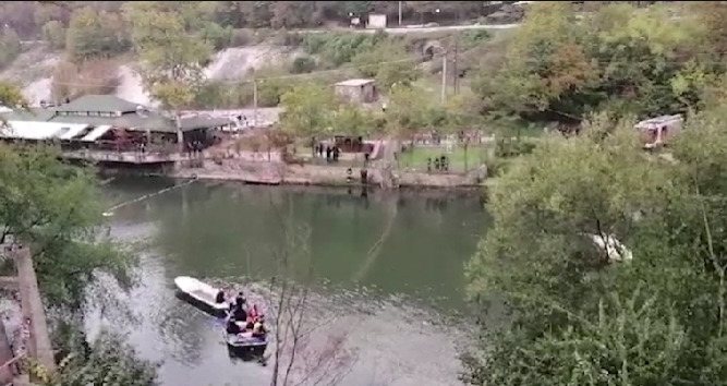 Jedna osoba je nestala, a desetak ih je povređeno kada se srušio viseći most na Zapadnoj Moravi u Ovčar Banji