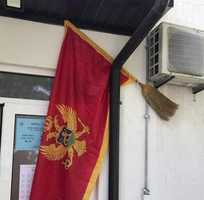 Crnogorska zastava na biračkom mjestu okačena na metli