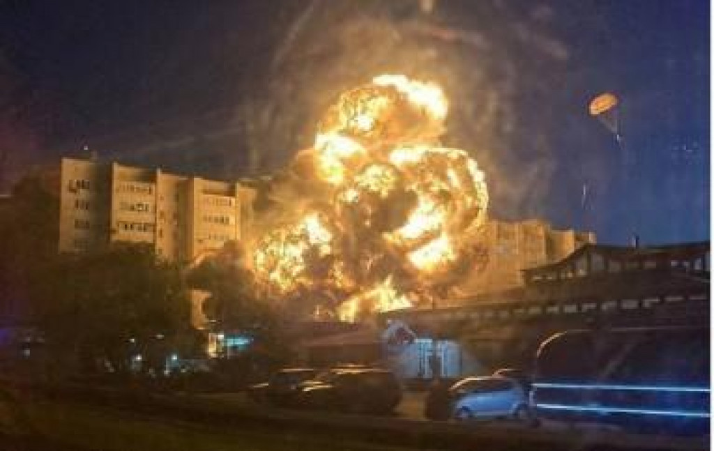 (VIDEO) Velika nesreća u Rusiji: Avion se srušio na stambeni blok, zgrada u plamenu